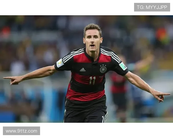 前德国足球明星的辉煌历程与对足球的深远影响分析