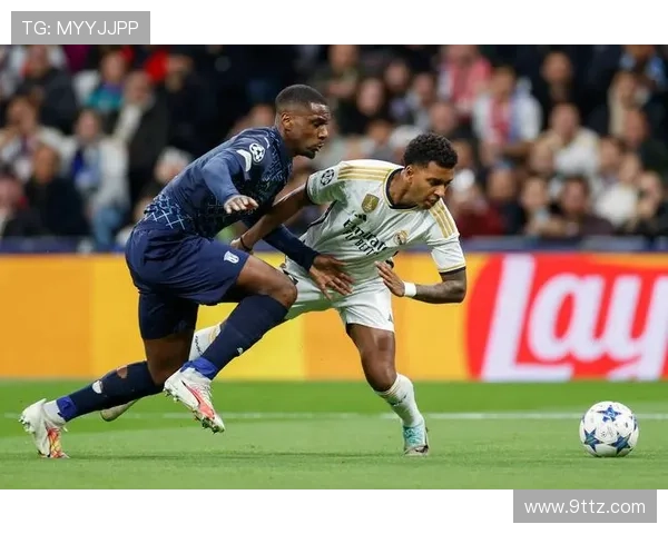 国外球迷热情拥抱足球明星展现全球足球文化的独特魅力与激情 国外球迷热情拥抱足球明星展现全球足球文化的独特魅力与激情