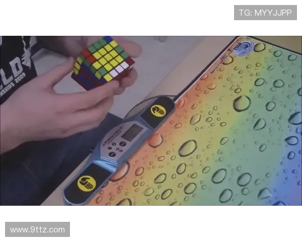 足球明星挑战魔方技巧展现超凡智慧与运动魅力的精彩瞬间 足球明星挑战魔方技巧展现超凡智慧与运动魅力的精彩瞬间