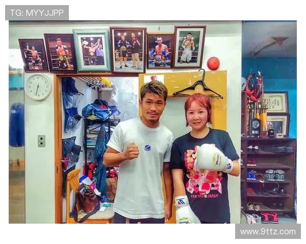 拳王与足球明星同框合影展现运动精神与友谊的精彩瞬间 拳王与足球明星同框合影展现运动精神与友谊的精彩瞬间